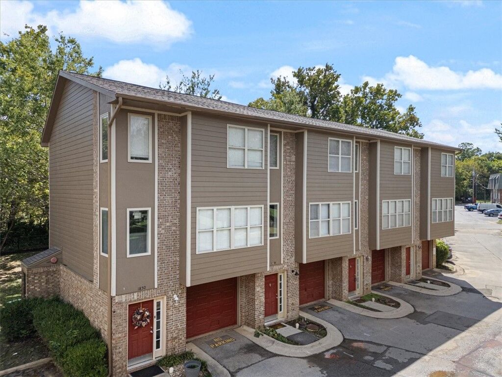 Property Photo: 1878 N Scull Creek Drive AR 72703