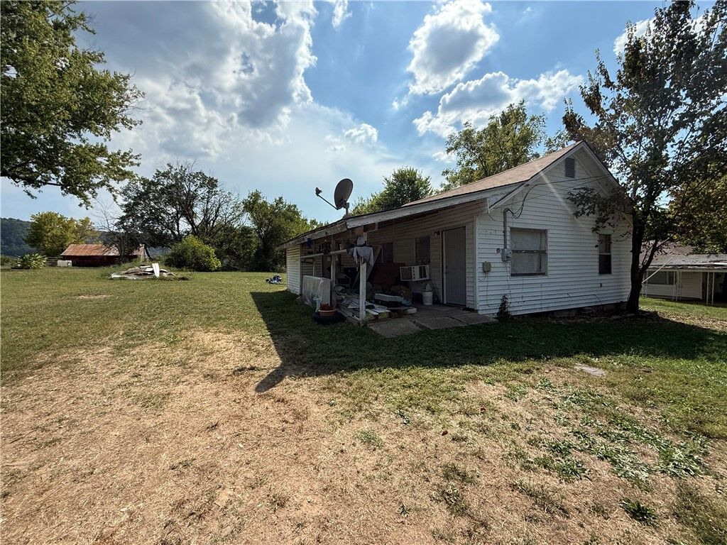 Property Photo:  111 S Spring Street  AR 72650 