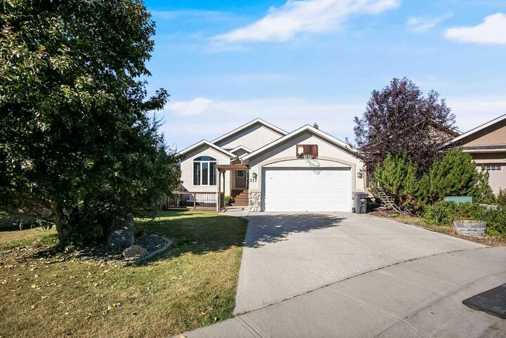 Property Photo:  211 Lineham Acres Close NW  AB T1V 1W6 