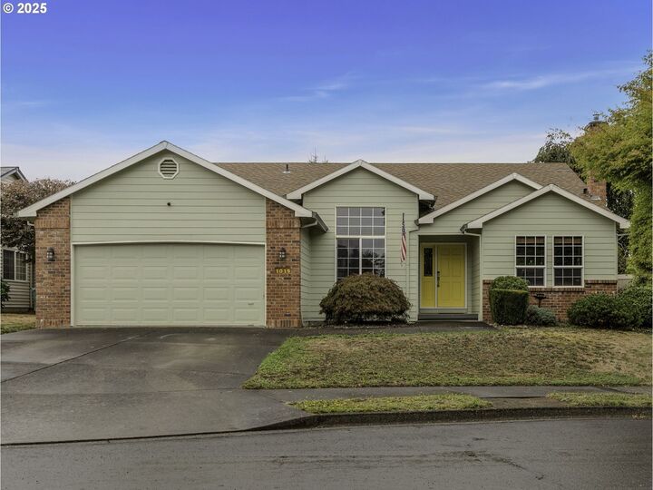 Property Photo:  1019 SE 27th St  OR 97060 