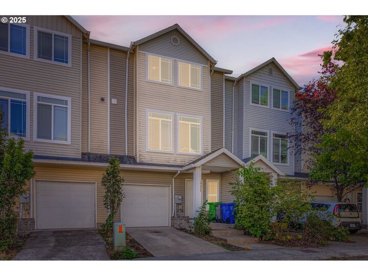 Property Photo:  10424 SE Oak St  OR 97216 