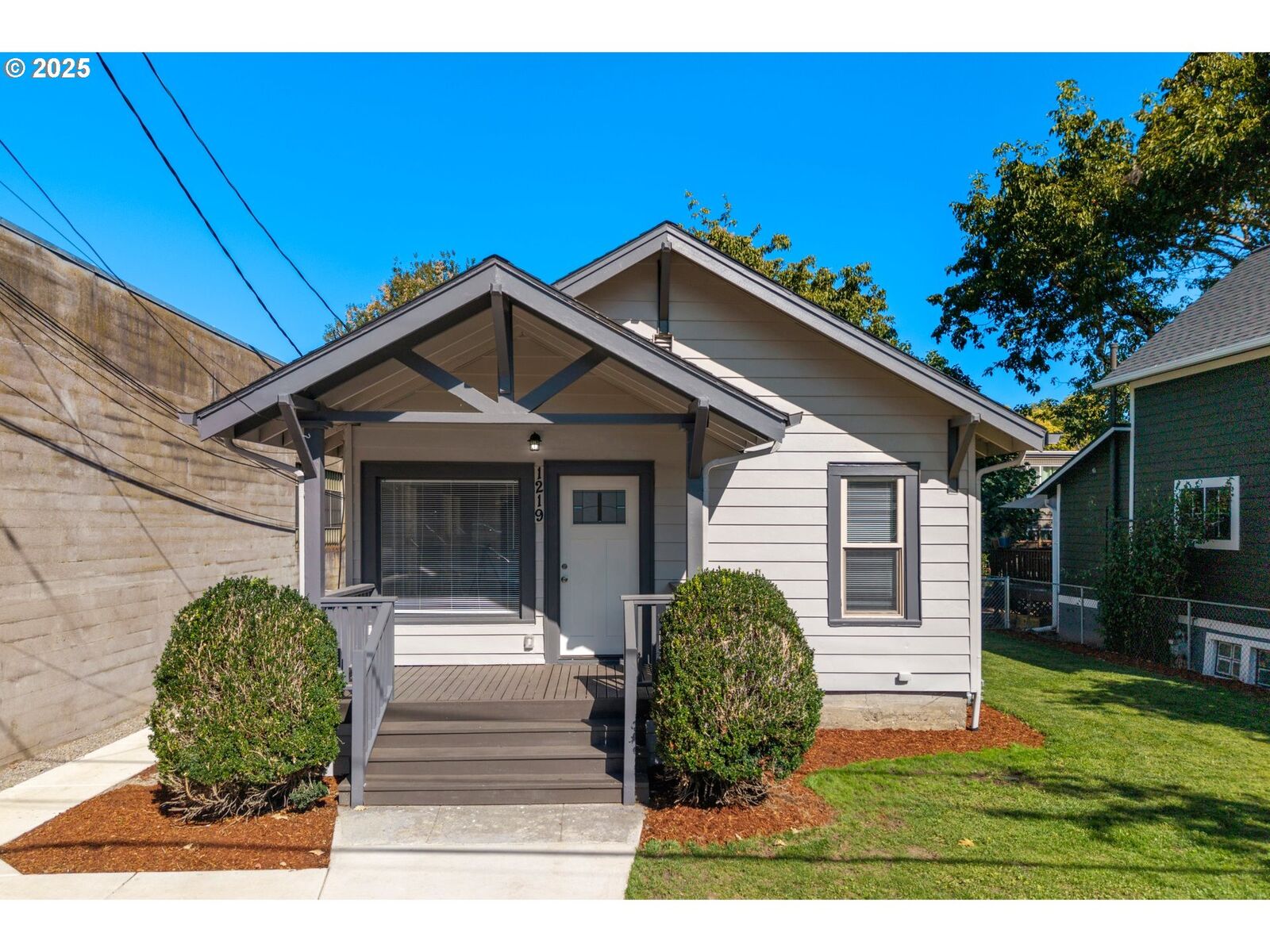 Property Photo:  1219 SE Rhine St  OR 97202 