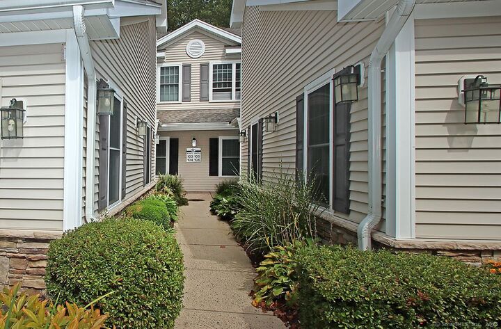 Property Photo:  35 Todd Street 103  CT 06518 