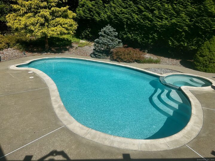 Property Photo:  16 Eastwood Road  CT 06443 