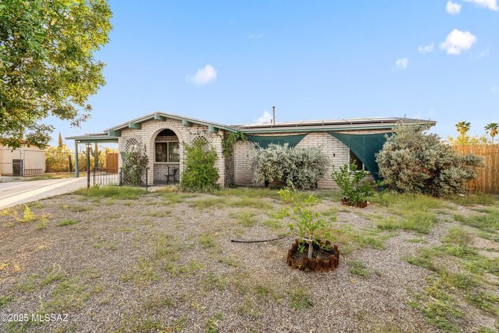 Property Photo:  7621 N Shirley Place  AZ 85741 