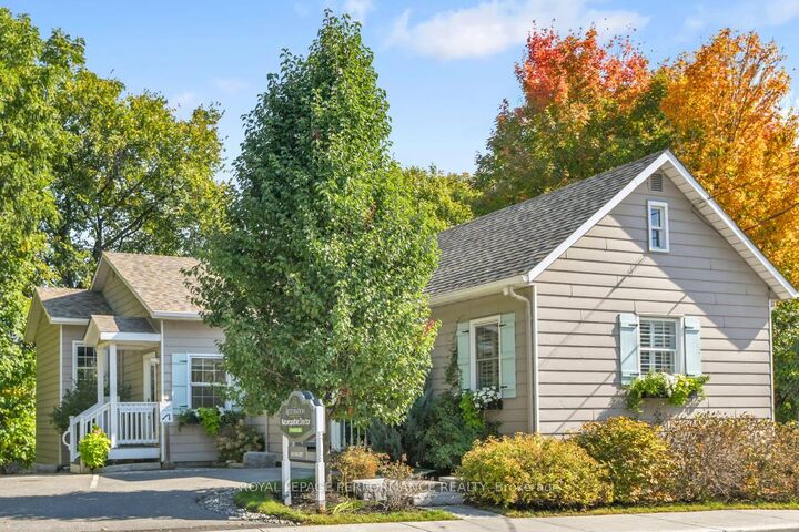 Photo de la propriété:  5583 Manotick Main Street  ON K4M 1A9