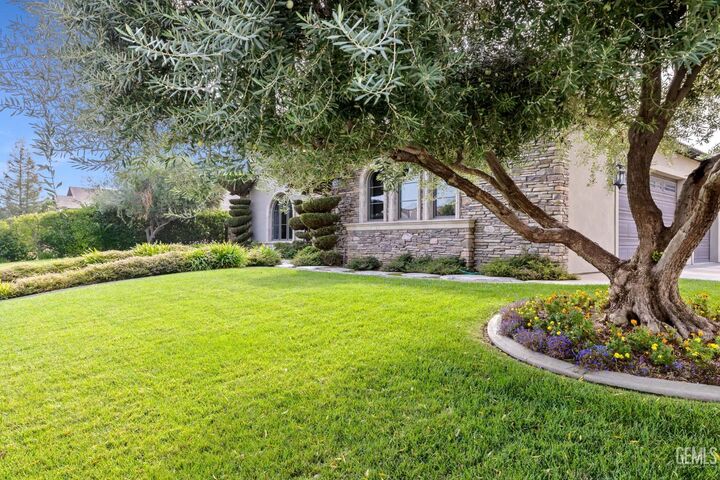 Property Photo: 9253 Cortona Court CA 93314