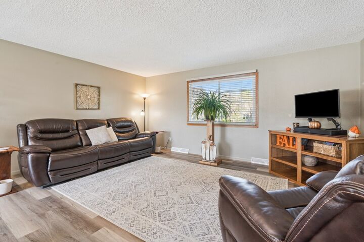 Property Photo:  1002 17th Street W  IA 52349 