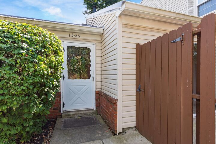 Property Photo:  1306 Lowland Court  OH 43204 