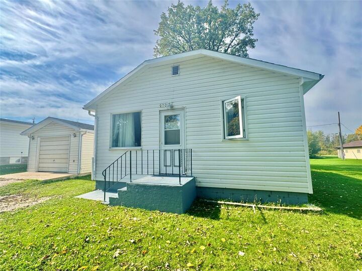 Property Photo:  270 Fifth Avenue  MB R0J 1H0 