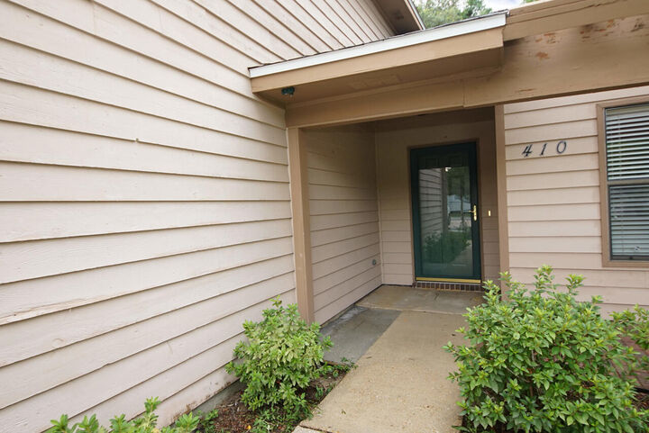 Property Photo:  410 Pelham Road  FL 32547 