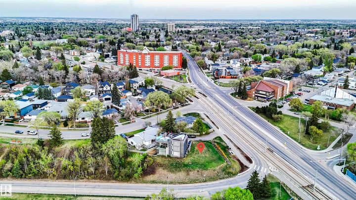 Photo de la propriété:  9260A Strathearn Drive NW  AB T6C 4E2 