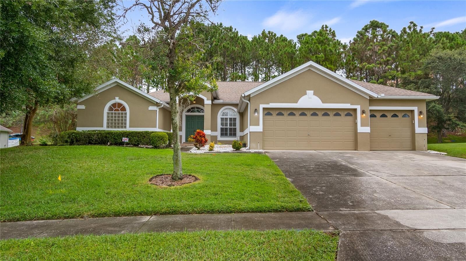 Property Photo:  13218 Long Pine Trail  FL 34711 