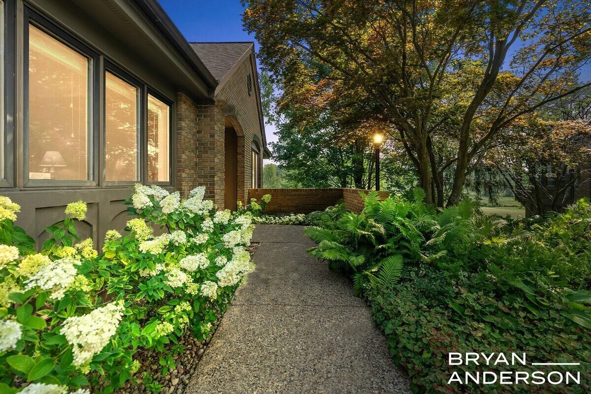 Property Photo:  696 Cascade Hills Hollow Hollow SE  MI 49546 