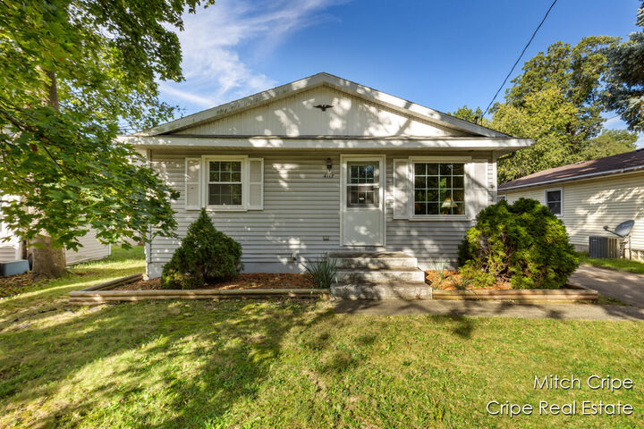 4117 Woodstock Avenue SE  Grand Rapids MI 49548 photo