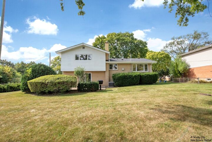 Property Photo: 633 S George Street IL 60056