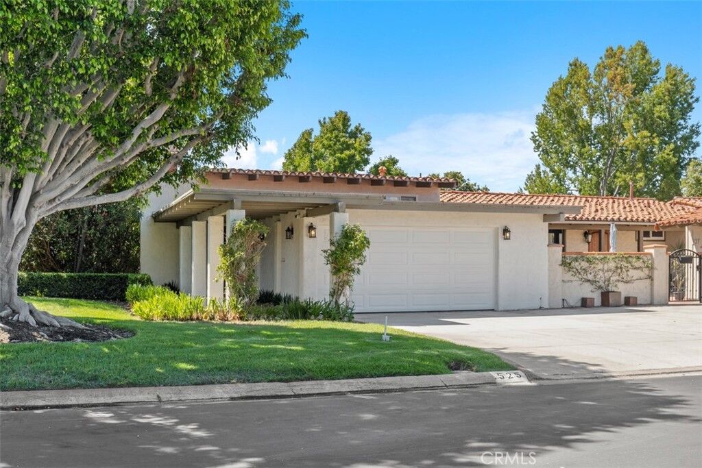 Property Photo:  525 Vista Flora  CA 92660 