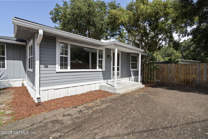 Property Photo: 506 Highland Avenue S FL 32043