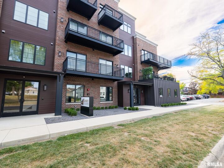 Property Photo:  1310 E Samuel Avenue 3-F  IL 61616 