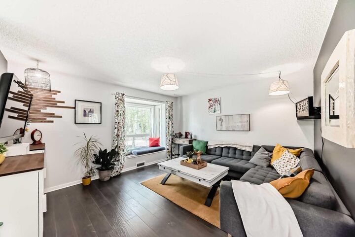 Property Photo:  12 Taraglen Road NE  AB T3J 2N7 