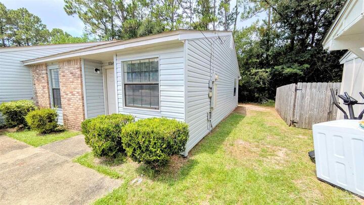 Property Photo: 8264 Continental Ct FL 32506