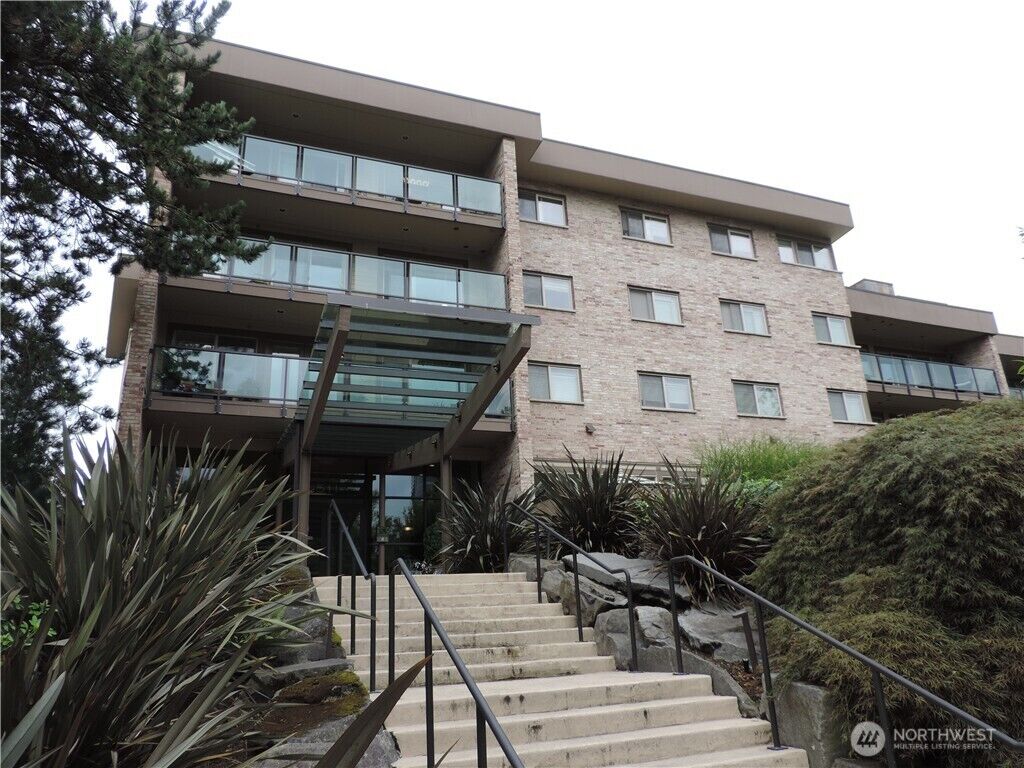 Property Photo:  511  100th Avenue NE 205  WA 98004 
