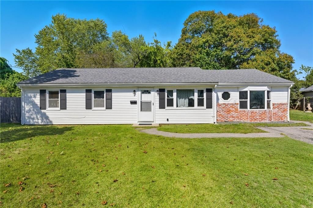 Property Photo:  9 Dunbar Court  RI 02886 