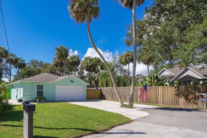 Property Photo:  215 4th St  FL 32080 