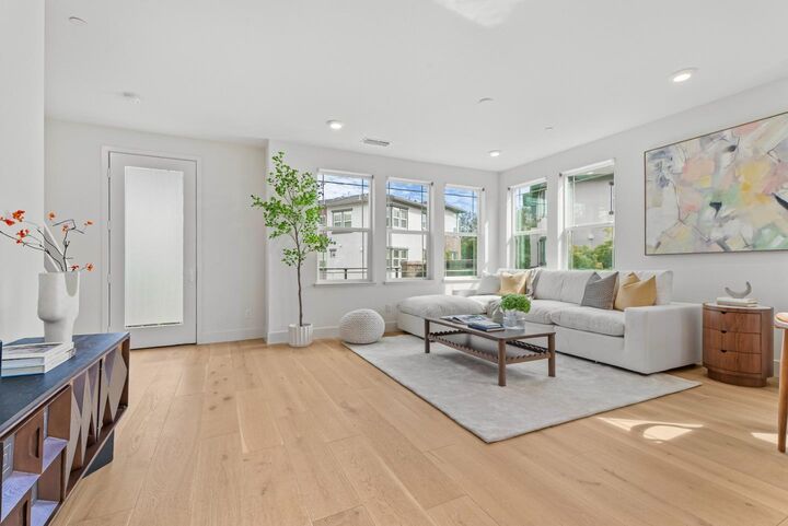 Property Photo:  556 San Martin Terrace 1  CA 94085 