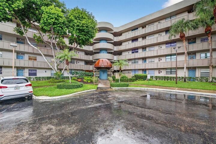 Property Photo: 1100 Colony Point Cir 205 FL 33026