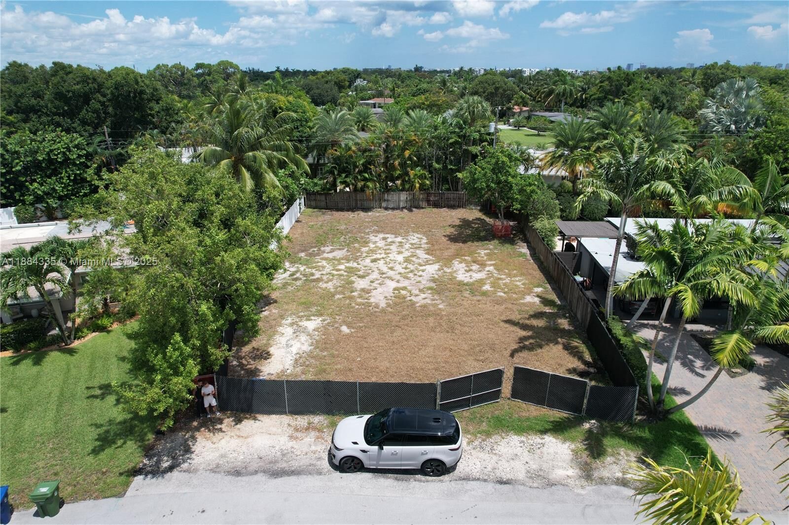 Property Photo:  43 NE 26th Ct  FL 33334 