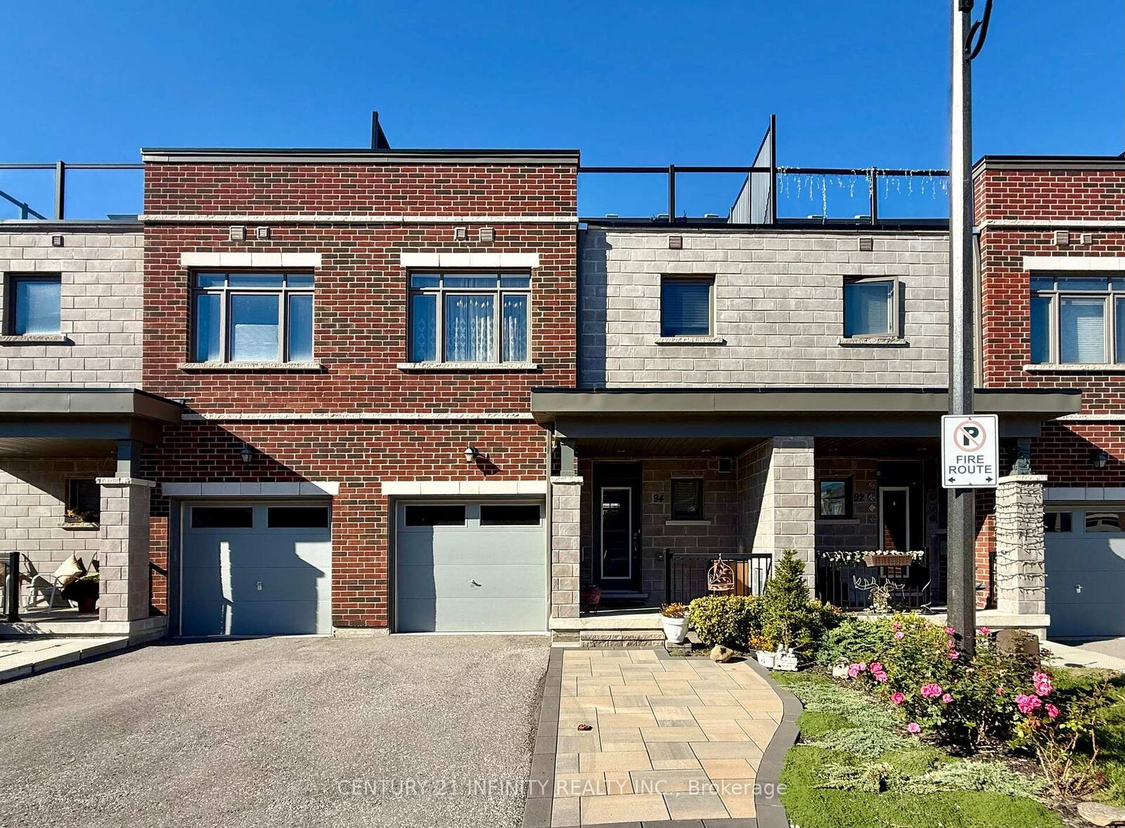 Photo de la propriété: 94 Longshore Way ON L1N 0M1