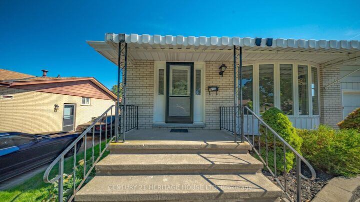 Property Photo:  15 Acorn Lane  ON N3R 3P3 