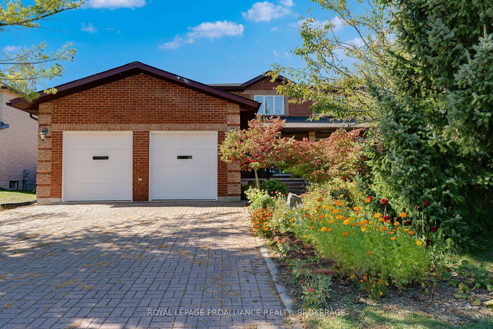 Property Photo: 995 Auden Park Drive ON K7M 7T0
