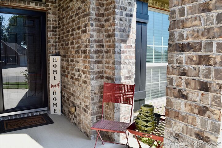 Property Photo:  1812 E Jacksonville Street  OK 74012 