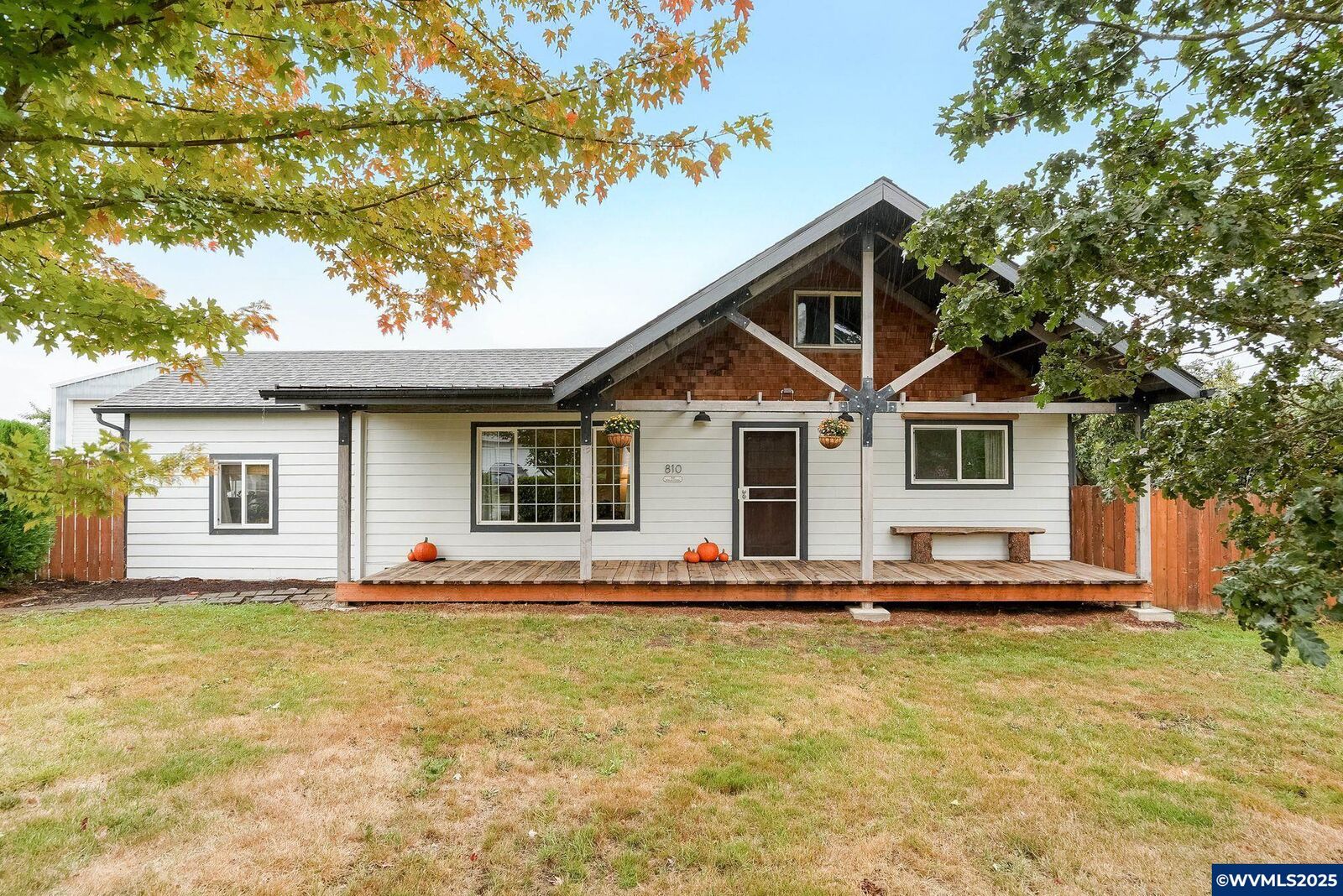 Property Photo: 810 Northwood Dr NE OR 97317