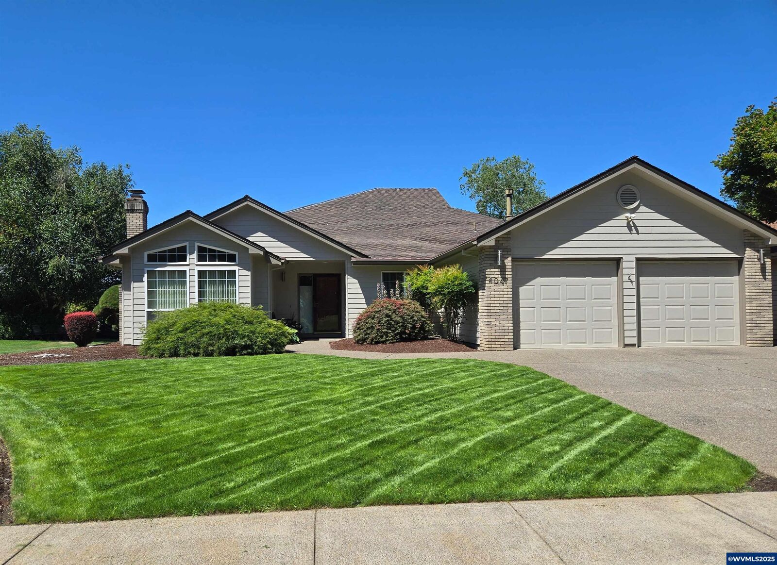 Property Photo: 6047 Hogan Dr N OR 97303