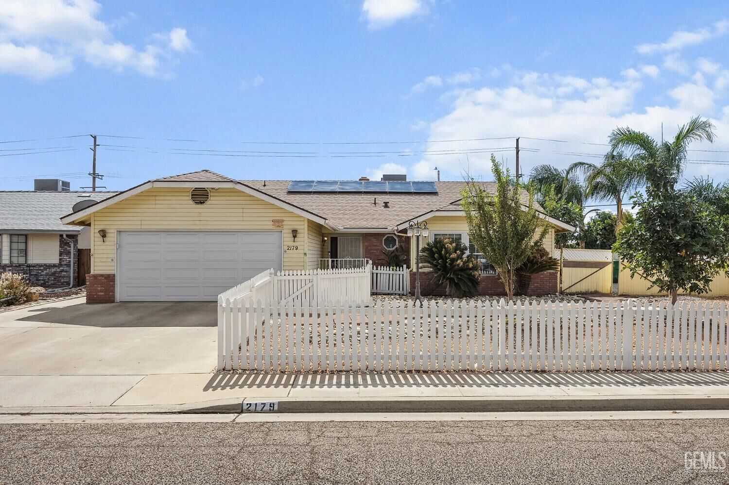 Property Photo: 2179 W Della CA 93257