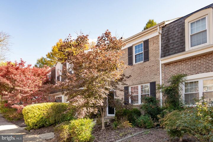 Property Photo:  9909 Lakepointe Drive  VA 22015 