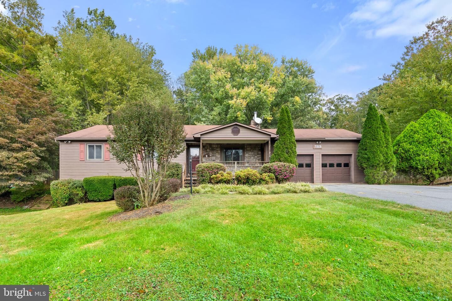 Property Photo: 7213 N Starcrest Drive VA 20187