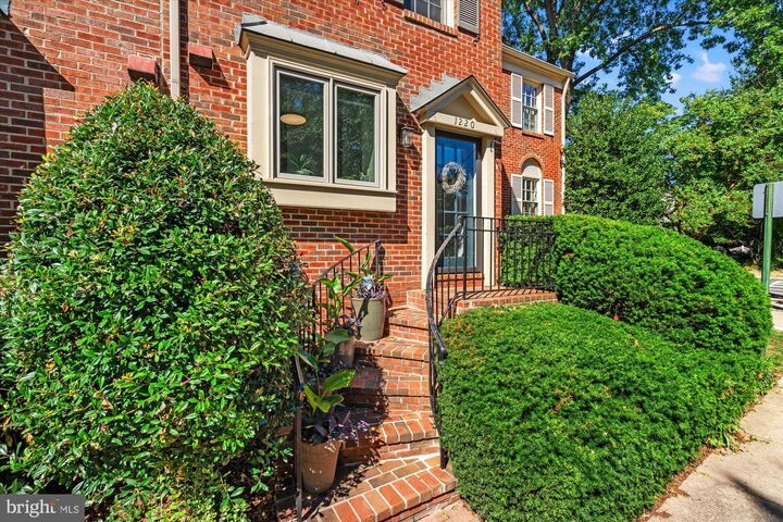 Property Photo:  1220 W Abingdon Drive W  VA 22314 