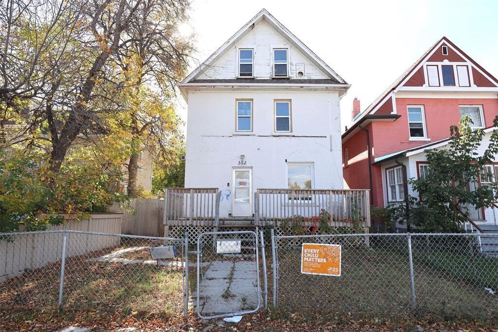 Property Photo:  302 Redwood Avenue  MB R2W 1S2 