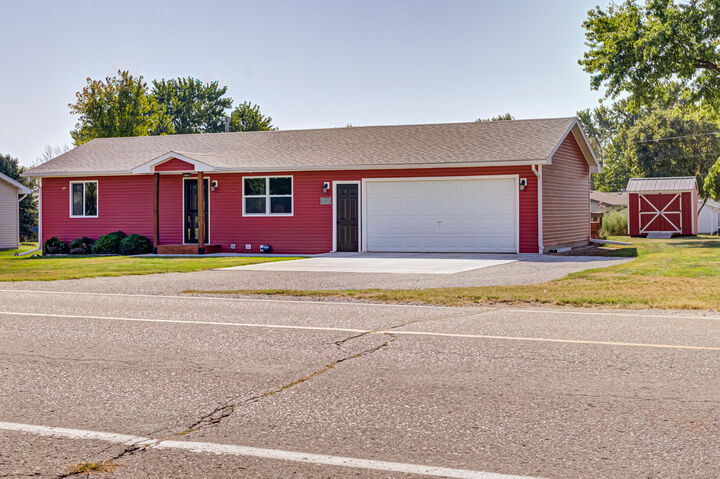 Property Photo:  580 Lyon Street  IA 50130 