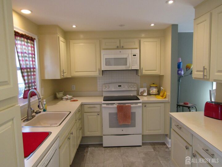 Property Photo:  72 Amherst Lane A  NJ 08831 
