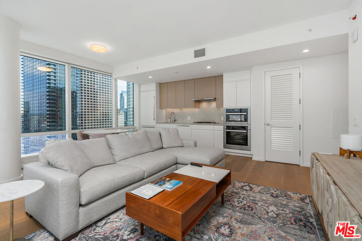 Property Photo:  877 Francisco St  CA 90017 