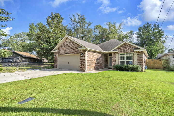 Property Photo: 817 Spencer Place FL 32578