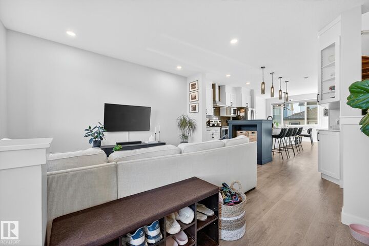Property Photo:  525 Paterson Way SW  AB T6W 4E2 