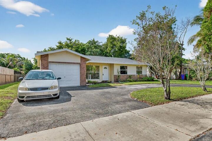 Property Photo: 8400 Johnson St FL 33024