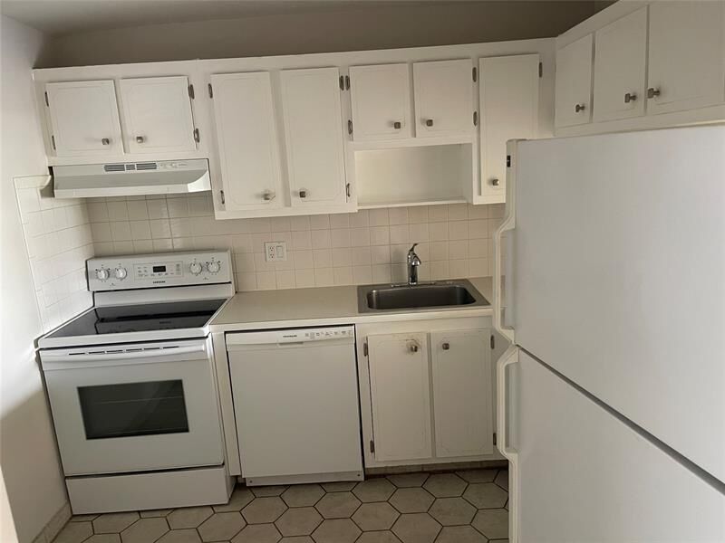 Property Photo: 1005 Country Club Dr 205 FL 33063