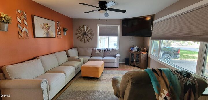 Property Photo:  418 3rd Avenue E  ND 58442 